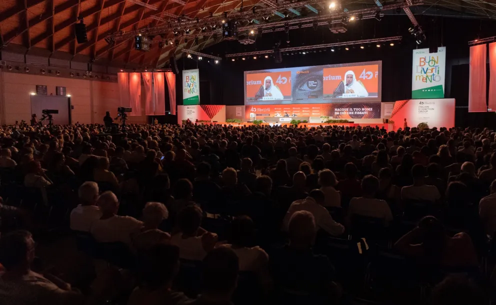 Le D.Mohammad Alissa parle devant plus de 6000  jeunes européens  de sujets idéologiques et  sociaux importants  durant les activités du forum international de Rimini en Italie.