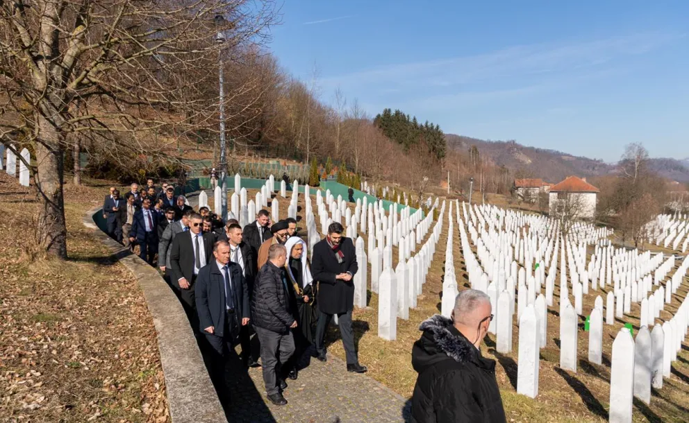 Ces jours-ci marquent les 25 ans du terrible génocide de  Srebrenica en Bosnie-Herzégovine; dans l’esprit du devoir de solidarité islamique le SG de la LIM MohammadAlissa a visité, à la tête d'une délégation de Oulémas, le lieu du massacre.