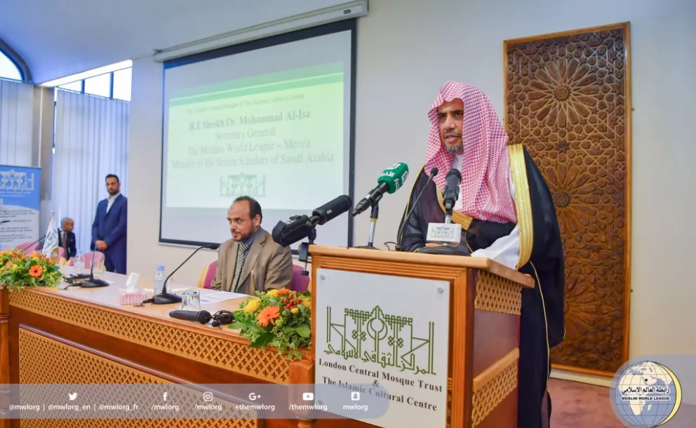 معالي الأمين العام متحدثاً للجالية الإسلامية في بريطانيا بالمركز الثقافي الإسلامي، وتناول الحديث عدداً من الموضوعات التي تهم الجالية  .