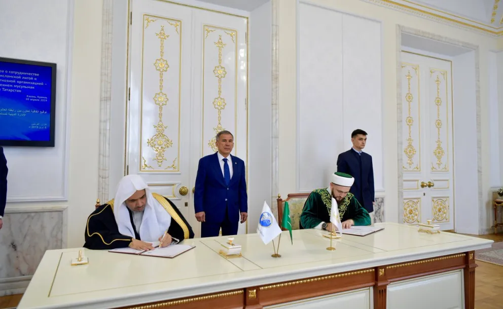 En présence du Pdt du Tatarstan D. Mohammad Alissa signe des accords entre la Ligue Islamique Mondiale et l’administration religieuse musulmane du Tatarstan 