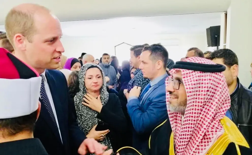 D. Al-Ayban, directeur de la LIM en Nouvelle-Zélande reçoit le Prince William lors de sa visite des mosquées Nour Lenwood avec la Première ministre