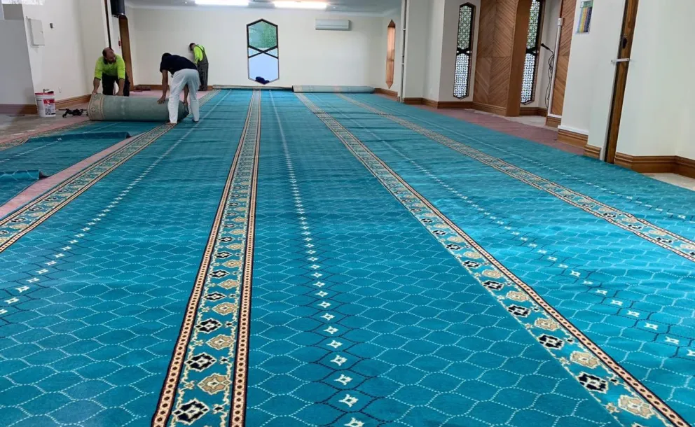 Par la grâce d’Allah la Ligue Islamique Mondiale a fini de placer une moquette de la plus haute qualité dans la mosquée « Noor » en Nouvelle Zélande