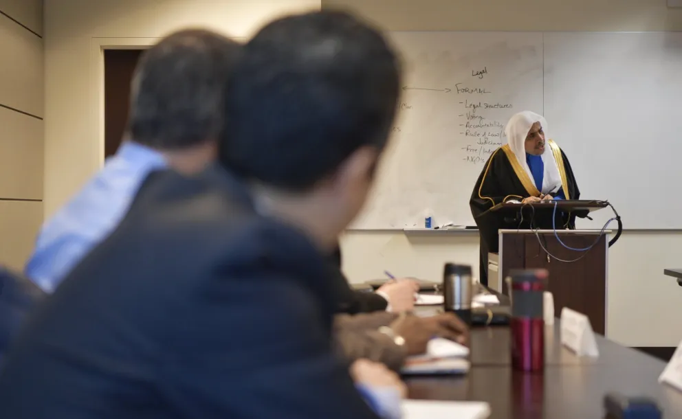 D. Mohammad Alissa tenant une conférence lors d’un débat ouvert avec des officiers de la faculté de la Défense nationale à Washington. 