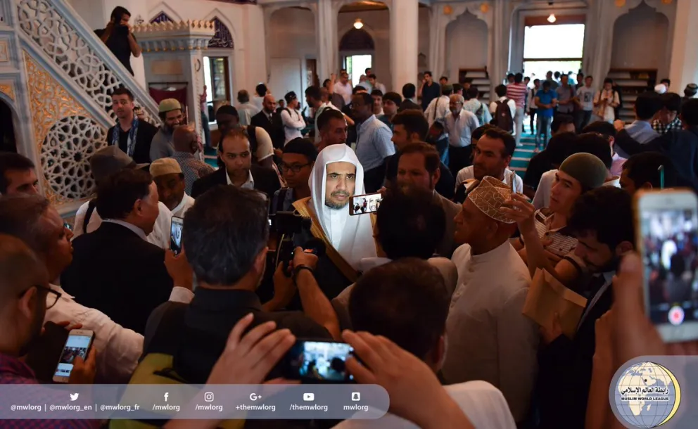 SG with his brothers the prayers at a Tokyo Mosque sending with" the prayers request"(direct)messages via networking 2 all community