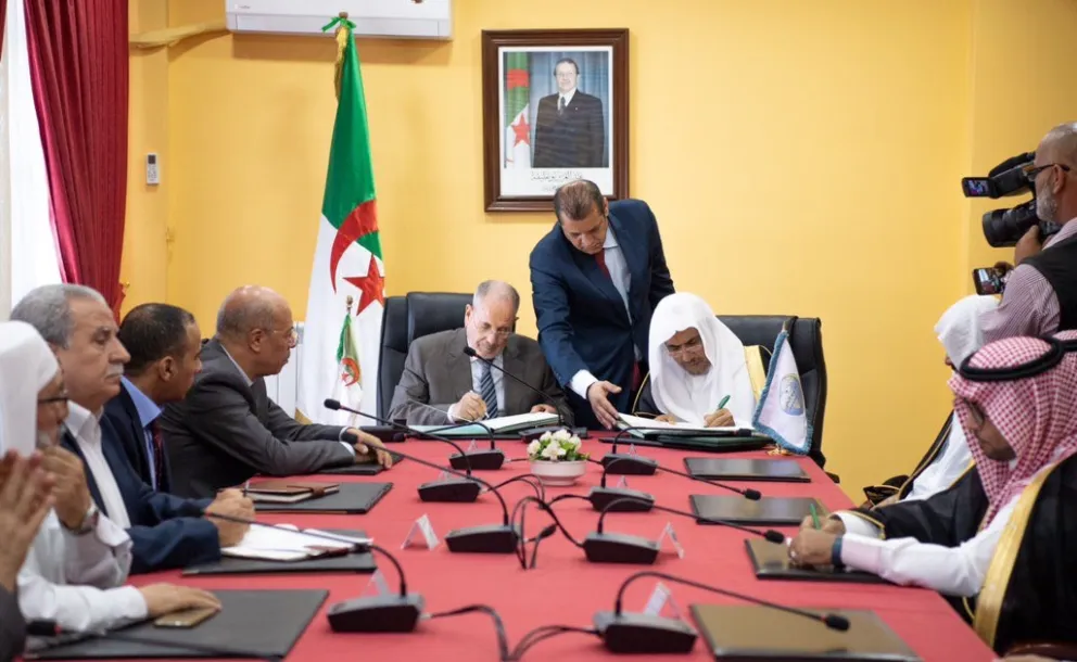 Signature d’accord de collaboration entre la Ligue Islamique Mondiale et le Haut Conseil Islamique d’Algérie 