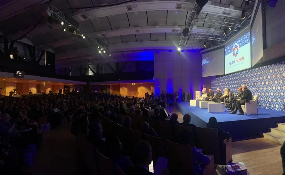 La Conférence internationale de Paris pour la paix et la solidarité commence par une minutedesilence à la mémoire des victimes d'attentats et crimes de haine partout dans le monde Paixet Solidarité avec la Ligue Islamique Mondiale et  Fond Islam FR