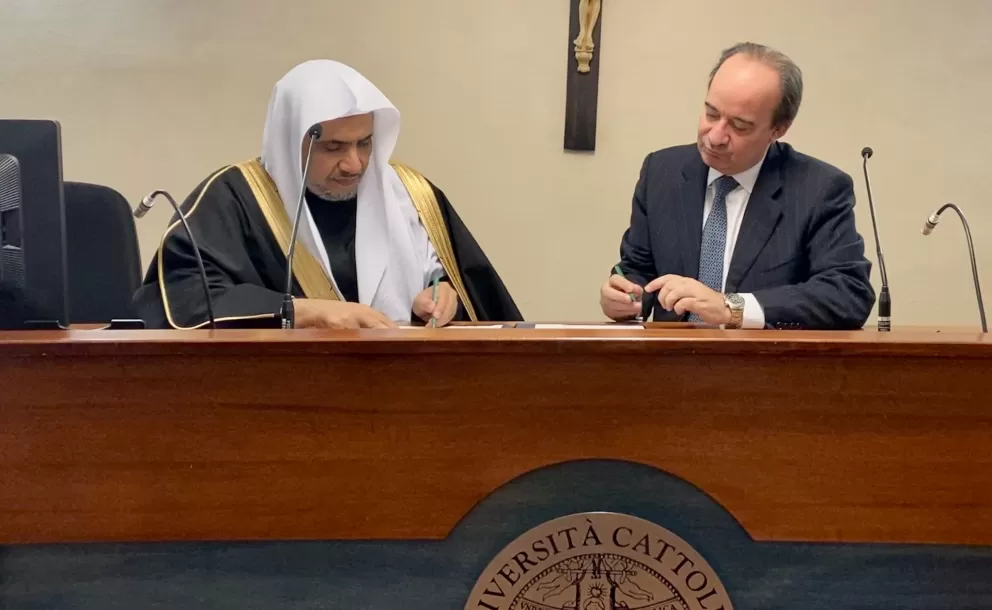 Le doyen de l’université catholique récompense Mohammad Alissa SG de la LIM et signe avec lui un accord de collaboration au nom de l’université qui est l’une des plus prestigieuses en Europe.