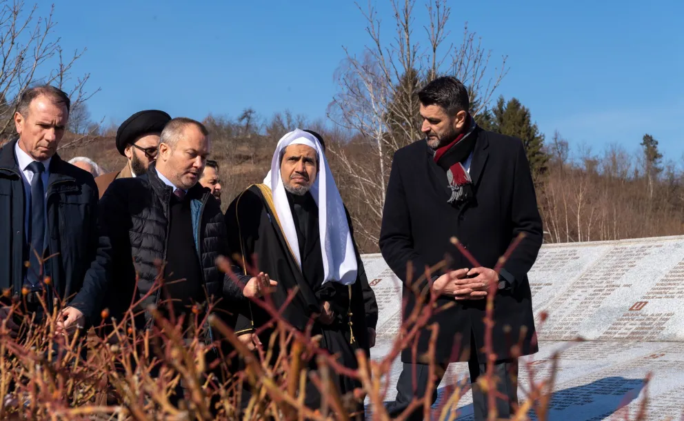 En 2020, MohammadAlissa a conduit des délégations d'éminents érudits musulmans à Auschwitz en Pologne et Srebrenica en Bosnie-Herzégovine, lieux où ont été perpétrés d'horribles génocides. Nous ne devons jamais permettre que ces tragédies se répètent.