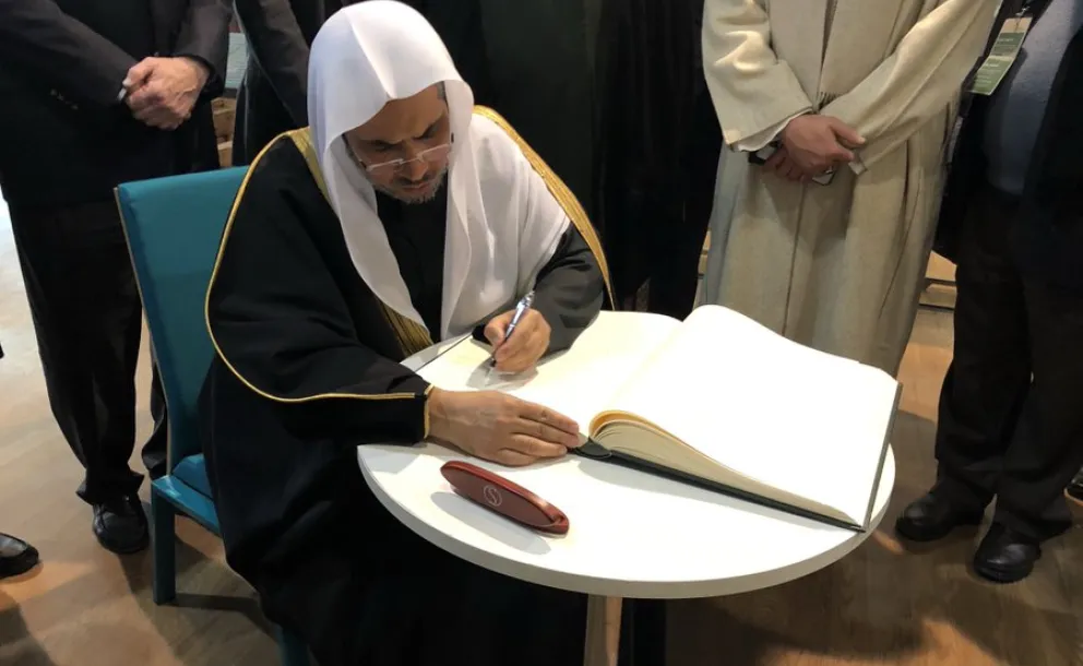 Surrounded by senior Muslim scholars and delegates from AJCGlobal and JHIInstytut ,HE Dr. Mohammad Alissa signed the Visitors’ Book at the polinmuseum .He thanked staff for educating our delegation on the Horrors of the Holocaust