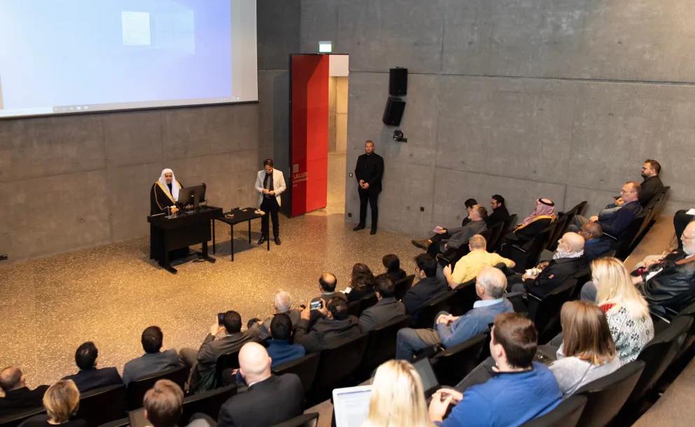 L'année dernière, Mohammad Alissa a donné une conférence aux étudiants de la plus grande université d’Islande uni_iceland sur l'importance d'une communication ouverte: "Le dialogue entre les religions, les cultures et les civilisations construit des ponts de compréhension. »