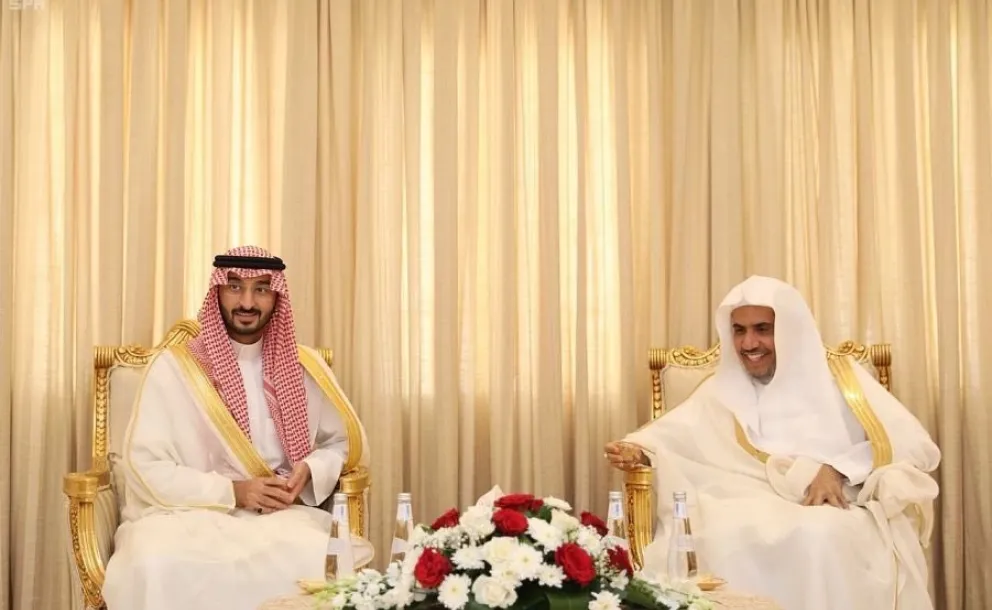 Le Prince Abdallah bin Bandar bin Abdelaziz, adjoint du gouverneur de la Mecque visitant le SG de la LIM, membre du comité des grands savants, Cheikh Abdelkarim Al-Issa dans sa demeure