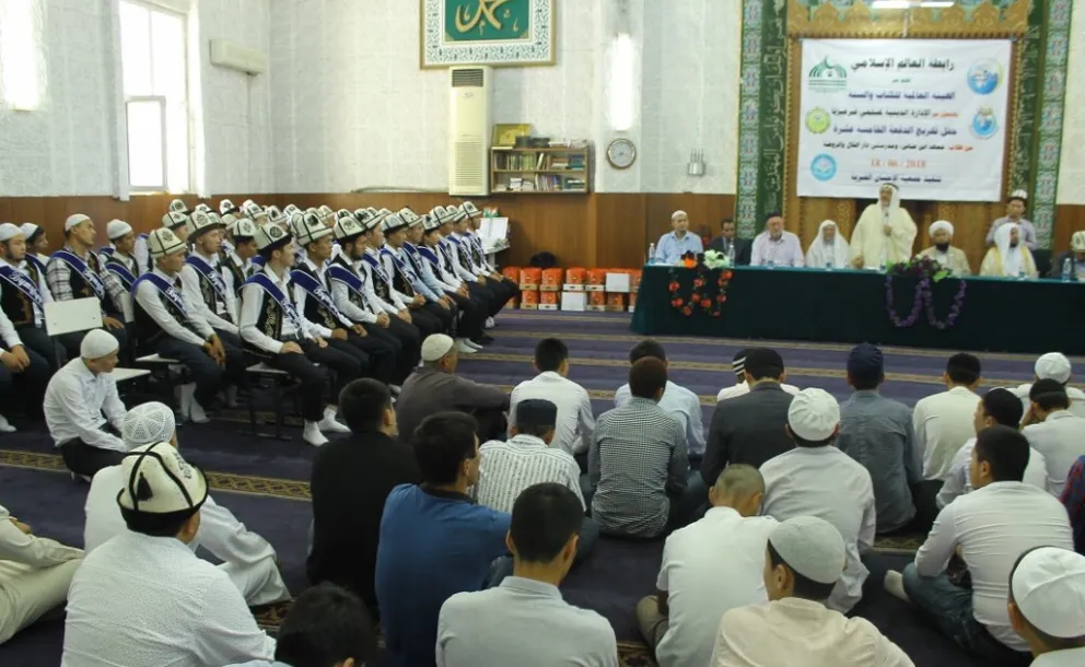 La LIM a organisé avec l’OMCS la cérémonie de fin d’étude des étudiants de l’institut Abdallah bin Abass au Kirghizistan pour 47 étudiants en présence du grand Mufti Cheikh Maksatbek Azhy Toktomushev