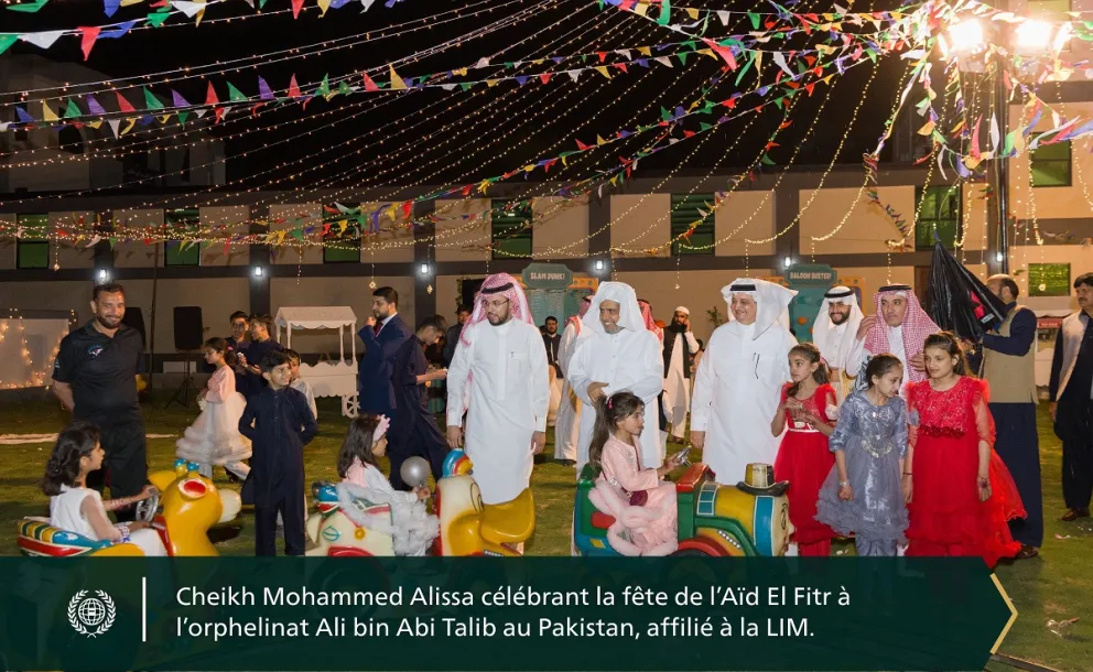 Photo de la célébration de cheikh  Mohammed Al-Issa, SG de la LIM, de la fête de l’Aïd El Fitr à l’orphelinat Ali bin Abi Talib au Pakistan qui compte près de 4600 orphelins :