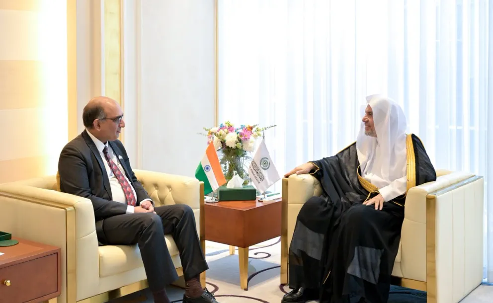 استقبلَ معالي الأمين العام، رئيسُ هيئة علماء المسلمين، فضيلةُ الشيخ د. محمد العيسى، في مكتبِه بالرياض، ظُهرَ اليوم، سعادةَ سفير جمهورية الهند لدى المملكة العربية السعودية، السيد فيبول.