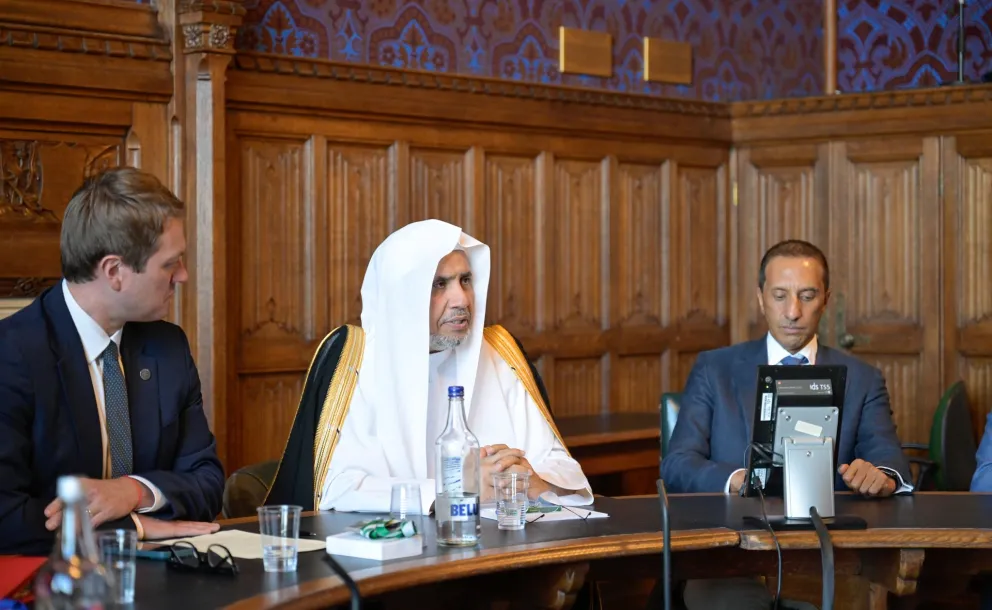 Following an expanded session attended by the Speaker of Parliament,  the British Parliament hosted a side meeting with H.E. Sheikh Dr.Mohammed Al-issa  , Secretary-General of the Muslim World League and Chairman of the Organization of Muslim Scholars.