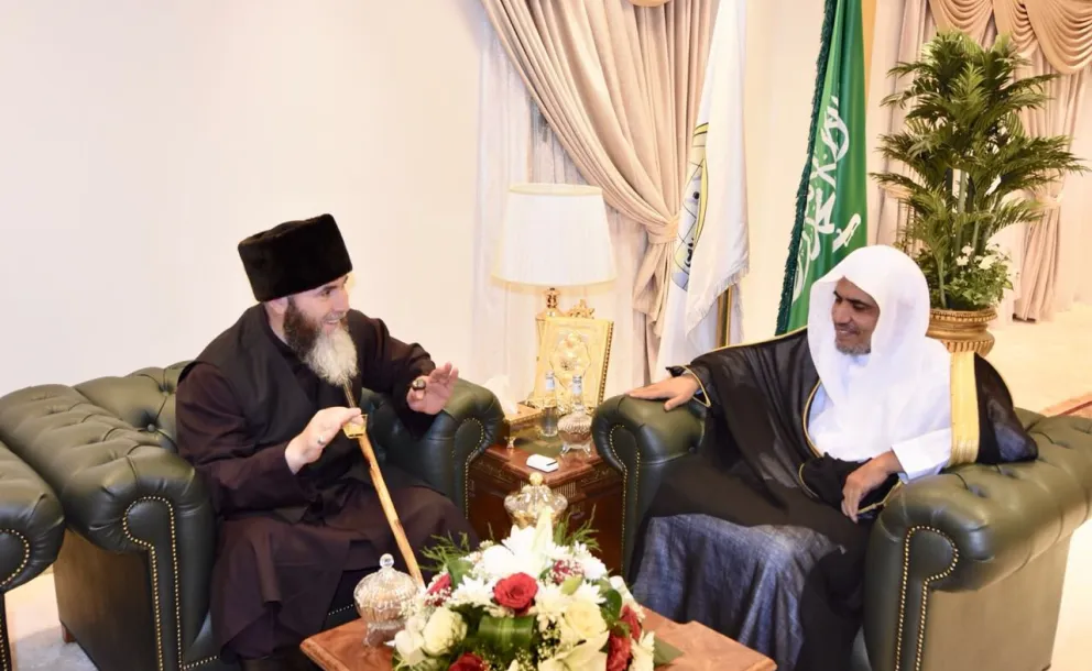 Le SG, Cheikh Al-Issa signant à La Mecque avec le Mufti de Tchétchénie, Cheikh Salah Mezhiev, un accord de collaboration dans divers domaines suite à un entretien ayant porté sur des sujets d’intérêt commun 