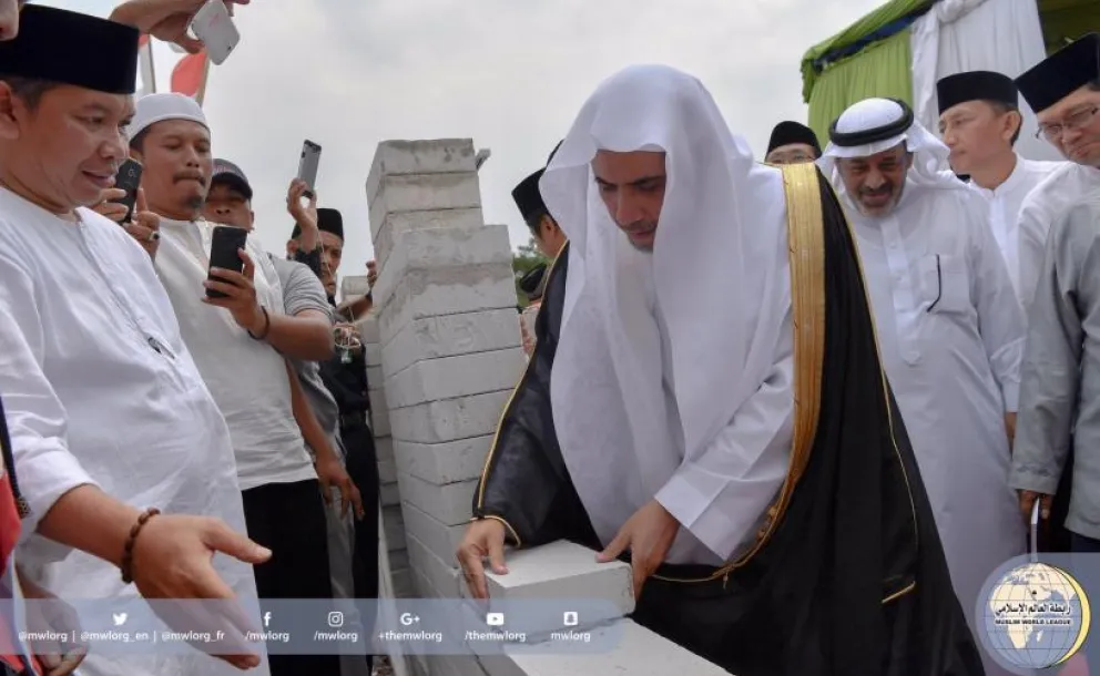 ‏معالي الأمين العام واضعاً حجر أساس المركز الحضاري ومسجده الجامع في إندونيسيا بحضور عدد من كبار الشخصيات، في نقلةٍ نوعية نحو التواصل الدولي