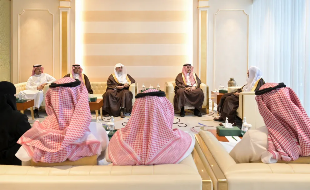 استقبلَ معالي الأمين العام، رئيس هيئة علماء المسلمين، فضيلة الشيخ د.⁧‫محمد العيسى‬⁩‬⁩، ظُهرَ اليوم، سعادةَ رئيس جامعة المجمعة، رئيس مجلس إدارة مركز سيفال السعودية، الأستاذ الدكتور صالح بن عبدالله المزعل