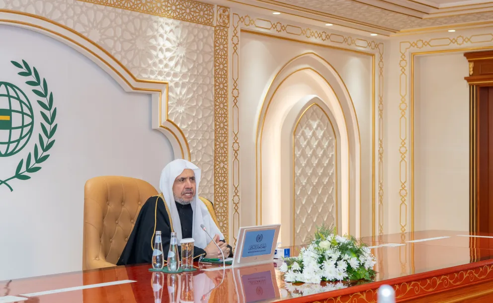 Yesterday at the Muslim World League headquarters in Makkah, His Excellency Sheikh Dr. Mohammad Al-Issa met with the student delegation from Muslim minorities in European universities