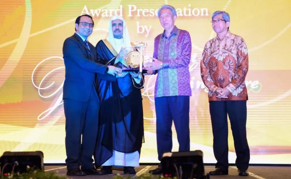 Le SG recevant du Vice premier ministre à Singapour le prix de la promotion de la tolérance et du rapprochement des adeptes des religions