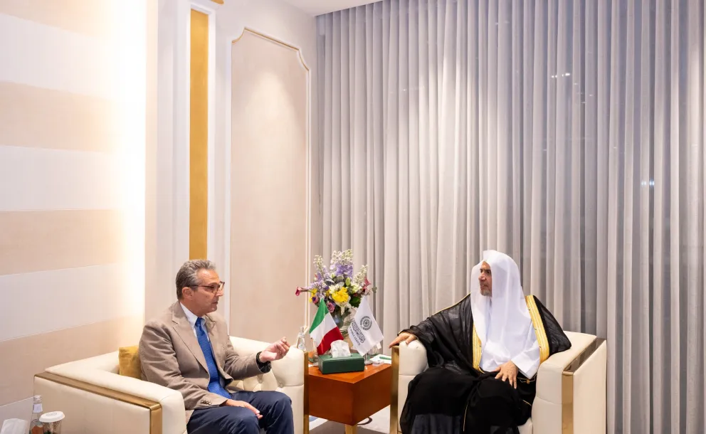 ‏استقبلَ معالي الأمين العام، رئيسُ هيئة علماء المسلمين، فضيلةُ الشيخ د.⁧‫ محمد العيسى‬⁩ ‬⁩، في مكتبه بالرياض مساءَ أمس، سعادةَ سفير جمهورية إيطاليا لدى المملكة العربية السعودية، السيد كارلو بالدوتشي
