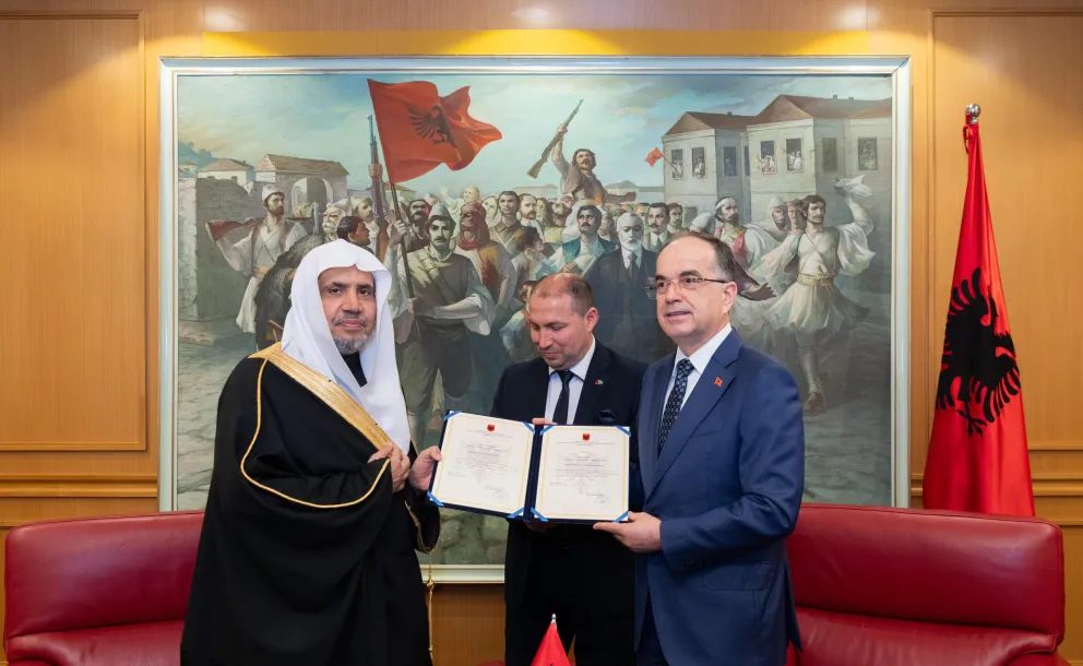 Cheikh Al-Issa reçoit la plus haute médaille de la République albanaise : « la Médaille d'État pour les personnalités spirituelles éminentes dans le monde » :