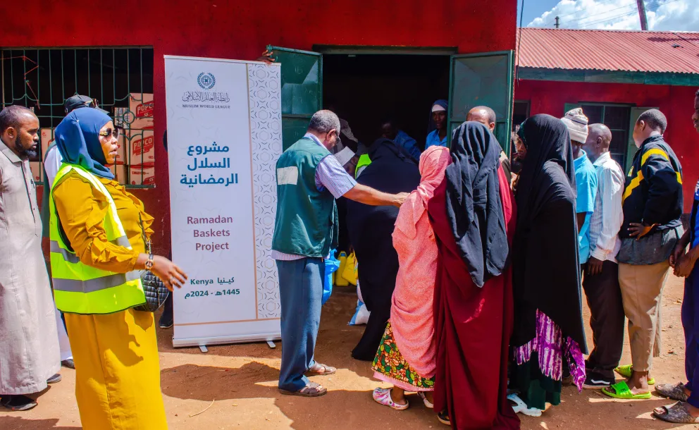 The Muslim World League continues to implement its project to distribute Ramadan Food Baskets to those in need in the Islamic world and the countries with Muslim minorities. Here, the MWL team is distributing Ramadan Food Baskets to people in Kenya.