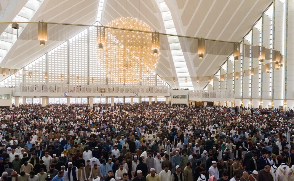 معالي الشيخ د.⁧‫محمد العيسى‬⁩، يؤكِّدُ من منبر  جامع الملك فيصل بإسلام آباد: ‏كلُّ مُسلمٍ يَعْتَزُّ بدينه، غيرَ أن الاعتزازَ الحقيقيَّ يُصَدِّقُهُ العمل، وكلُّ مسلمٍ حريصٌ على سُمعة دينه، ولكنَّ الحرصَ الحقيقيَّ يتمثلُ في أن يكون كلٌّ منا سفيرَ خير لدينه أمام العالمين، حيثما حلَّ وارتحل في أرض الله.