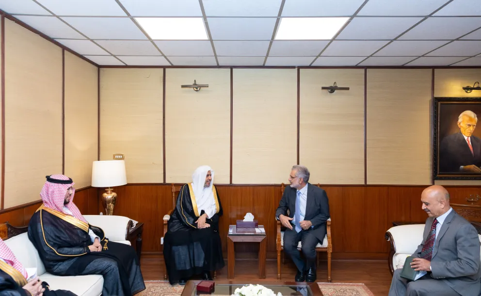 Le Président de la Cour suprême de la République islamique du Pakistan, M. Faez Isa, reçoit dans son bureau de la capitale, Islamabad, le Secrétaire général, président de l'Organisation des savants musulmans, cheikh Mohammed Al-Issa.