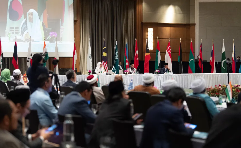 Le Secrétaire général, cheikh  Mohammed Al-Issa, lors de la conférence de presse avec les médias asiatiques, suite à l'inauguration du « Conseil des savants de l'ASEAN »