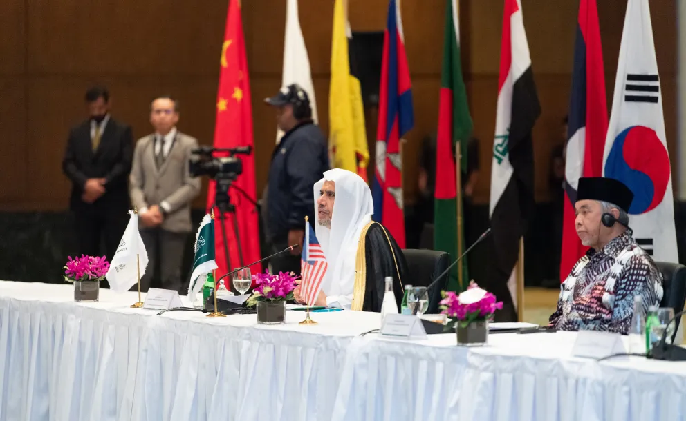 Le Secrétaire général, cheikh  Mohammed Al-Issa, lors de la conférence de presse avec les médias asiatiques, suite à l'inauguration du « Conseil des savants de l'ASEAN »