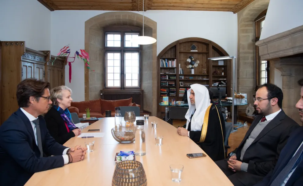 Dans le château historique, la présidente du Conseil d’État suisse, Mme Florence Nater, a reçu à Neuchâtel le Secrétaire général, cheikh Mohammed Al-Issa