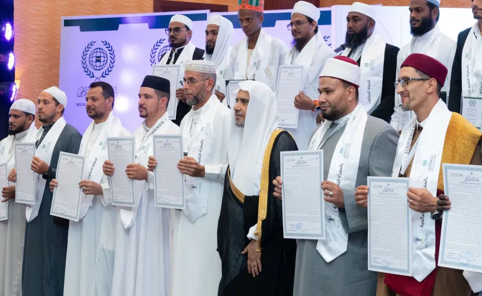 ‏الإجازات القرآنية بالسَّند المُتَّصل إلى سيدنا ونبينا الكريم صلى الله عليه وسلم، شرَفٌ جليلٌ تعتَزُّ به ⁧‫رابطة العالم الإسلامي‬⁩ وتضطلع بوصلِه لنخبة أبناء الامة؛ الحُفّاظ والحافظات حول العالم: