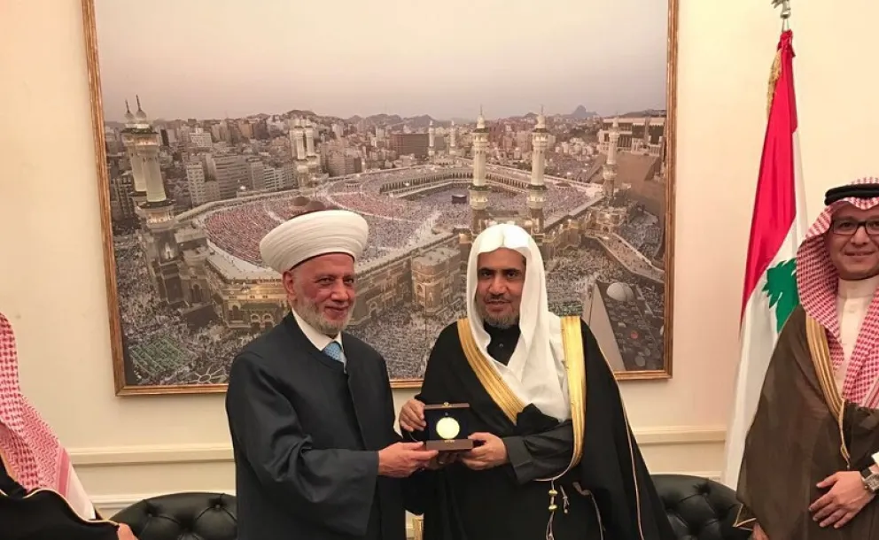 سماحة مفتي لبنان يسلم معالي الأمين العام ميدالية (دار الفتوى اللبنانية)، ومشيداً بكلمة معاليه في اللقاء الثقافي - الروحي المنعقد في لبنان.