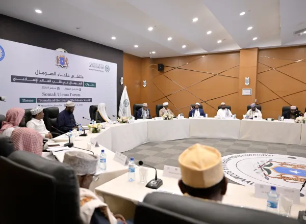 التقى معالي الأمين العام لرابطة العالم الإسلامي، رئيس هيئة علماء المسلمين، فضيلة الشيخ الدكتور محمد بن عبدالكريم العيسى‬⁩ ، بكبار العلماء في الصومال، في لقاءٍ علميٍّ وفكريٍّ حافل