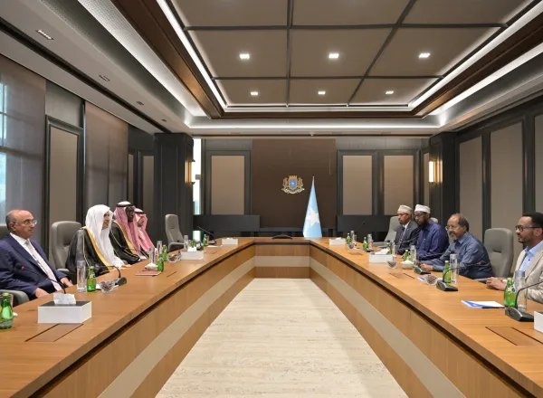 ‏استقبل فخامةُ رئيس جمهورية الصومال الفيدرالية، الدكتور حسن شيخ محمود، في القصر الرئاسي، معالي الأمين العام، رئيسَ هيئة علماء المسلمين، فضيلةَ الشيخ د.محمد العيسى