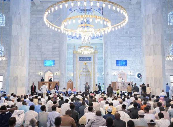 ‏معالي الشّيخ د. مُحمّد بن عبدالكَريم العيسى‬⁩ ، الأمينُ العام لرابطة العَالم الإسلاميّ رئيسُ هيئةِ عُلماء المسلمين، يخطُبُ على منبر الجَامع الكبير في العاصمة الصُّوماليّة "مقديشو".