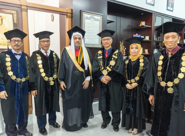 Le Président indonésien, le Président de l’Assemblée de la « Choura » et le maire de Jakarta ont félicité Mohammad Alissa pour avoir reçu un doctorat d’honneur de l’université « Maulana Malik Ibrahim ».