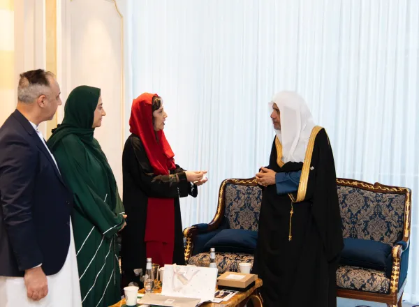 ‏استقبل معالي الأمين العام، رئيس هيئة علماء المسلمين، فضيلة الشيخ د.⁧‫محمد العيسى‬⁩ ‬⁩ ، في مكتبه ظهر اليوم، معالي عمدة مانشستر بالمملكة المتحدة، السيدة ياسمين دار، والوفد المرافق لها