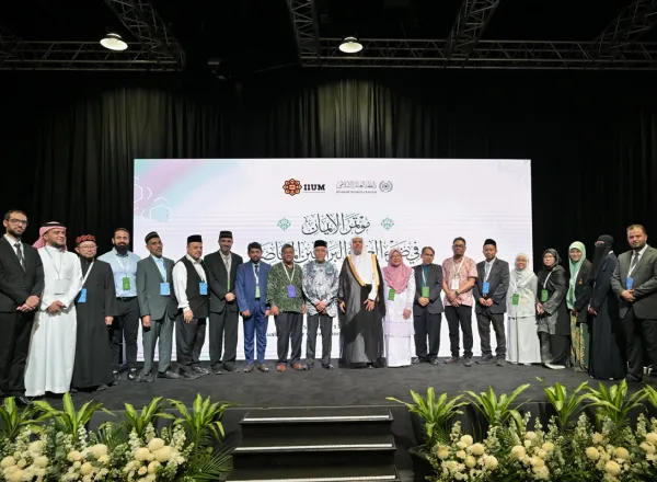 Sekretaris Jenderal Liga Muslim Dunia Membuka Konferensi "Iman dalam Perspektif Sains dan Bukti-Bukti Kontemporer" di Malaysia