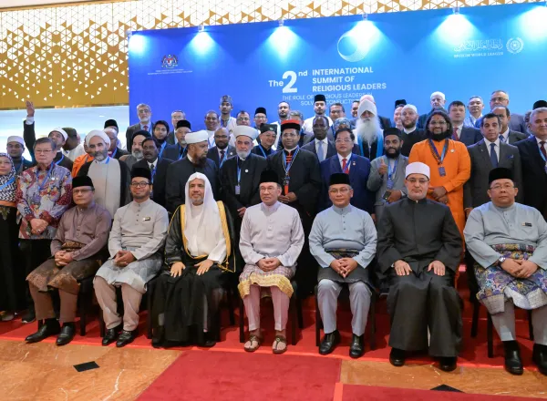 H.E. Dato’ Sri Anwar Ibrahim, Prime Minister of Malaysia and H.E. Sheikh Dr. Mohammed Al-Issa, Secretary-General of the MWL inaugurated the Second International Summit of Religious Leaders, titled “The Role of Religious Leaders in Resolving Conflicts.”