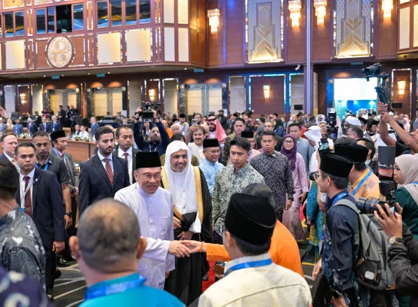 H.E. Dato’ Sri Anwar Ibrahim, Prime Minister of Malaysia and H.E. Sheikh Dr. Mohammed Al-Issa, Secretary-General of the MWL inaugurated the Second International Summit of Religious Leaders, titled “The Role of Religious Leaders in Resolving Conflicts.”
