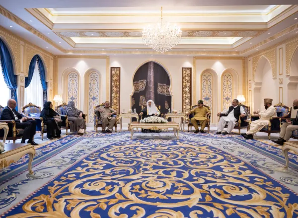 Le Secrétaire général de la Ligue islamique mondiale, Président de l’Organisation des savants musulmans, cheikh Mohammed Al-Issa a reçu une délégation parlementaire représentant les différents partis de l’Assemblée nationale du Pakistan,