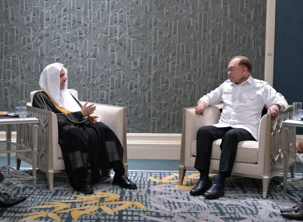 El Primer Ministro de Malasia, Dato’ Seri Anwar Ibrahim, recibió en el Palacio malasio de la hospitalidad, Residencia del Primer Ministro, al Secretario General de la Liga del Mundo Islámico, Presidente del Consejo de Ulemas, el Sheij Dr. Mohammed Al-Issa