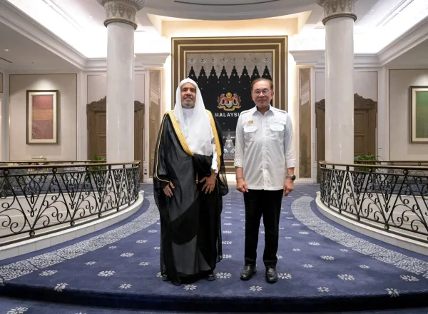 El Primer Ministro de Malasia, Dato’ Seri Anwar Ibrahim, recibió en el Palacio malasio de la hospitalidad, Residencia del Primer Ministro, al Secretario General de la Liga del Mundo Islámico, Presidente del Consejo de Ulemas, el Sheij Dr. Mohammed Al-Issa