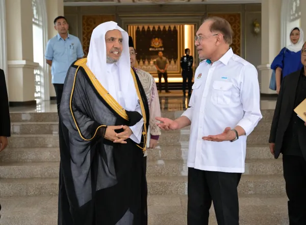 El Primer Ministro de Malasia, Dato’ Seri Anwar Ibrahim, recibió en el Palacio malasio de la hospitalidad, Residencia del Primer Ministro, al Secretario General de la Liga del Mundo Islámico, Presidente del Consejo de Ulemas, el Sheij Dr. Mohammed Al-Issa