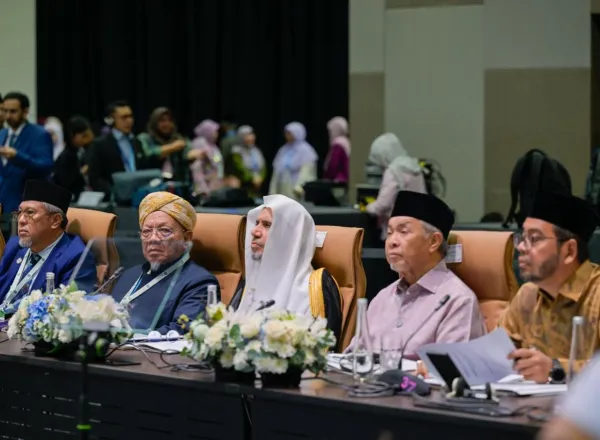 Le Secrétaire général de la Ligue islamique mondiale inaugure la quatrième session du Forum du Conseil des oulémas de l’ASEAN et lance le projet d’enseignement de la langue arabe destiné aux mémorisateurs du Coran dans la région
