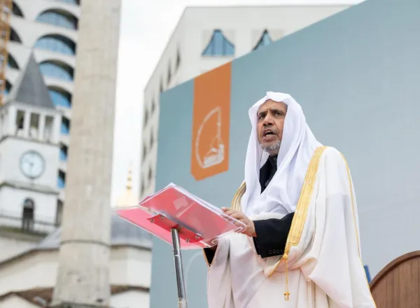 الأمين العام لرابطة العالم الإسلامي يُلقي خطبةَ عيد الفطر في أكبر جوامع ألبانيا ومنطقة البلقان