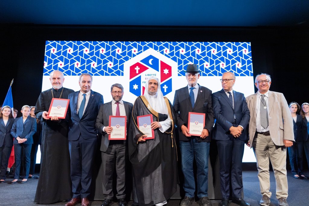 Un évènement historique :  La signature des accords de Paris pour la famille abrahamique en présence des responsables religieux  français juifs catholiques orthodoxes protestants avec l’organisation la participation la signature du SG de la LIM ainsi que le soutien de la FIF.