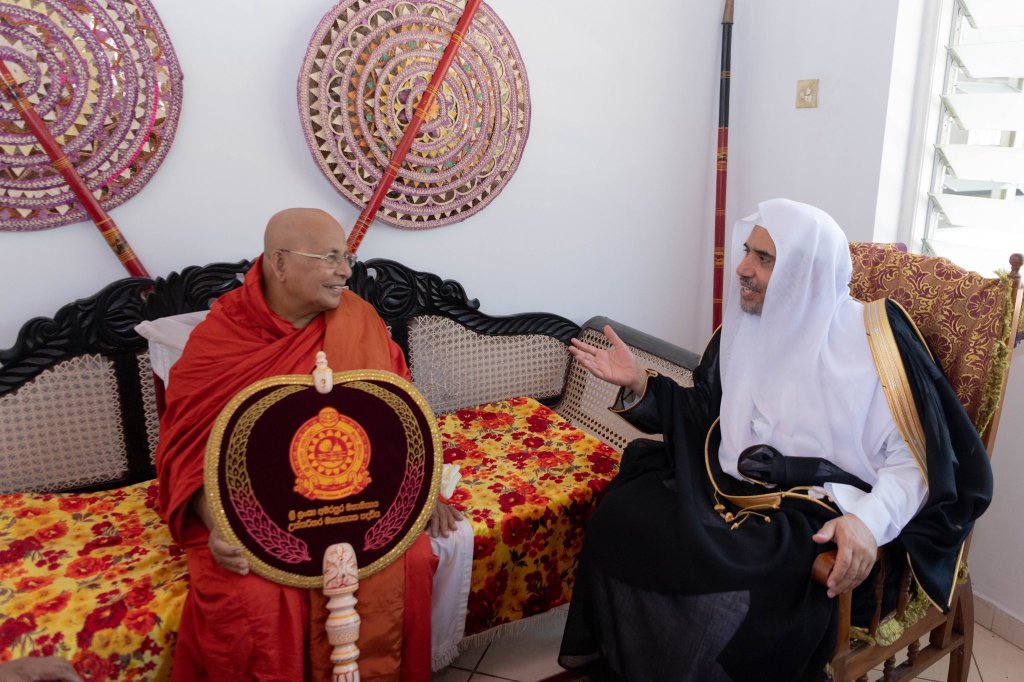 Le D.Mohammad Alissa a   rencontré (en marge du sommet « L’harmonie religieuse » organisé par la Ligue au Sri Lanka) un certain nombre de personnalités boudhistes du monde qui lui ont confirmé leur soutien.